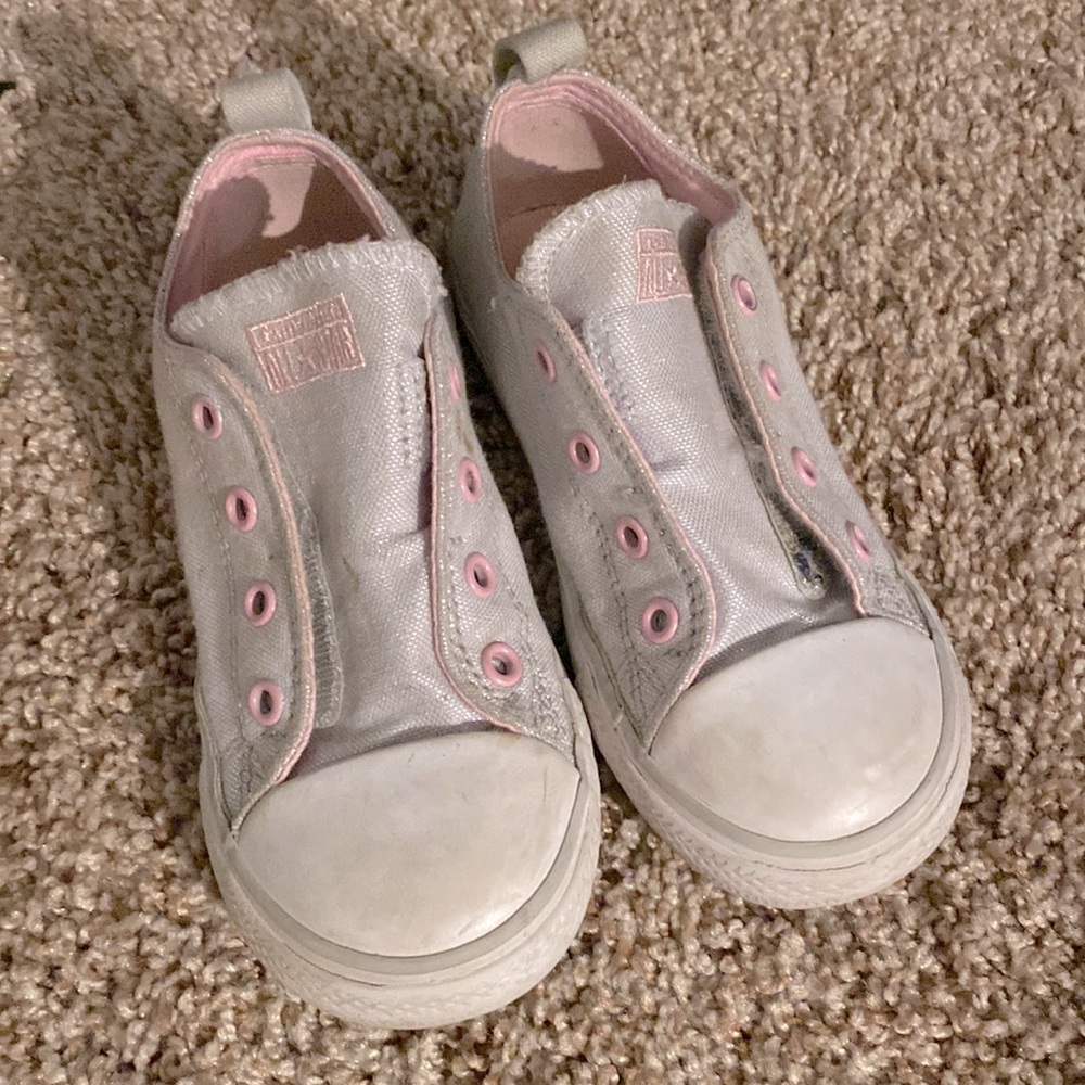 Girls Converse *does not need shoestring*